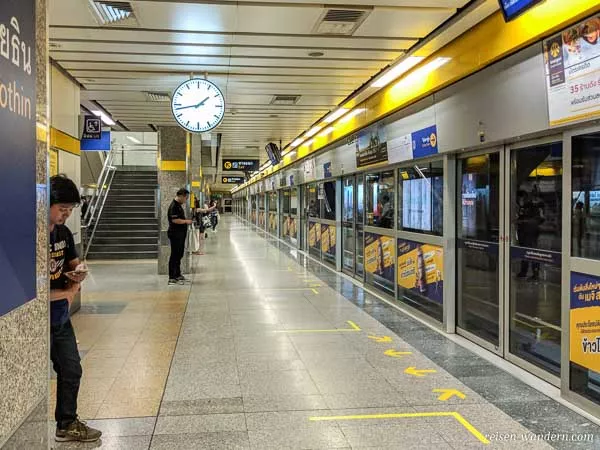 Bahnsteig der U-Bahn in Bangkok mit Sicherheitstüren