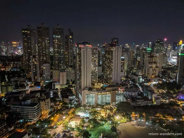 Skyline von Sukhumvit in Bangkok am Abend
