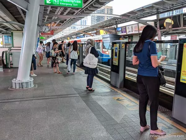 Bahnsteig des Skytrain in Bangkok mit Sicherheitsabsperrung