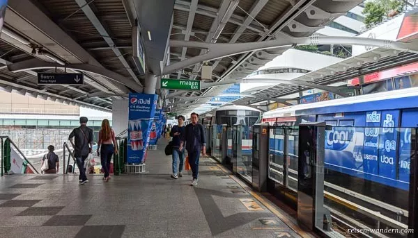 Station mit Exit Schild des Skytrain in Bangkok