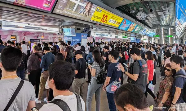 Bahnsteig Siam zur Rush Hour vom Skytrain in Bangkok
