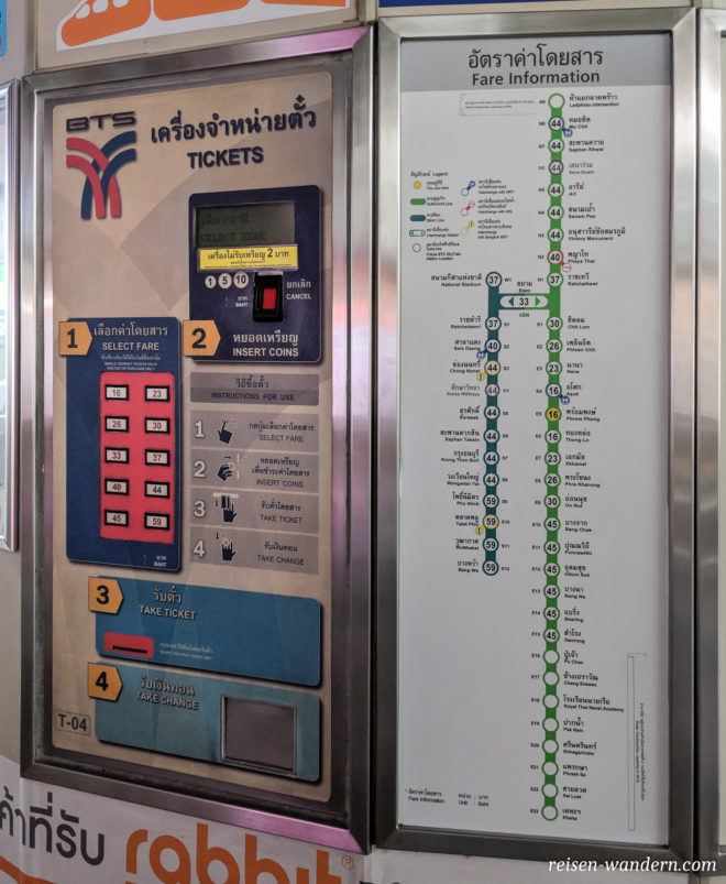 Fahrkartenautomat und Preisübersicht vom Skytrain in Bangkok