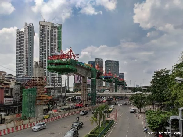 Bauarbeiten am neuen Skytrain Abschnitt in Bangkok