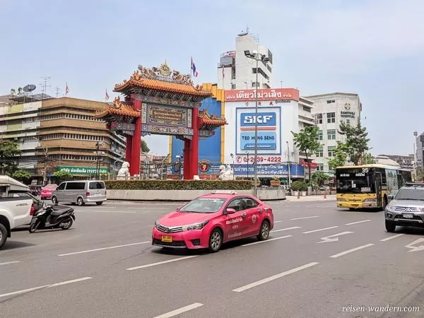 Taxi vor dem Chinesischen Tor in Bangkok