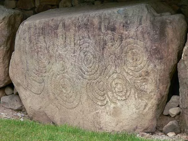 Runenstein am Hügelgrab von Knowth