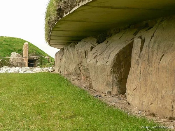 Steinplatte mit Steinfundament in Knowth
