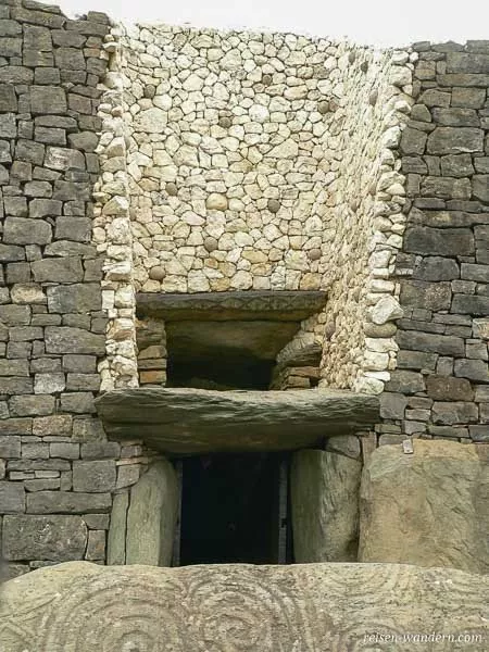 Lichtfenster beim Hügelgrab Newgrange