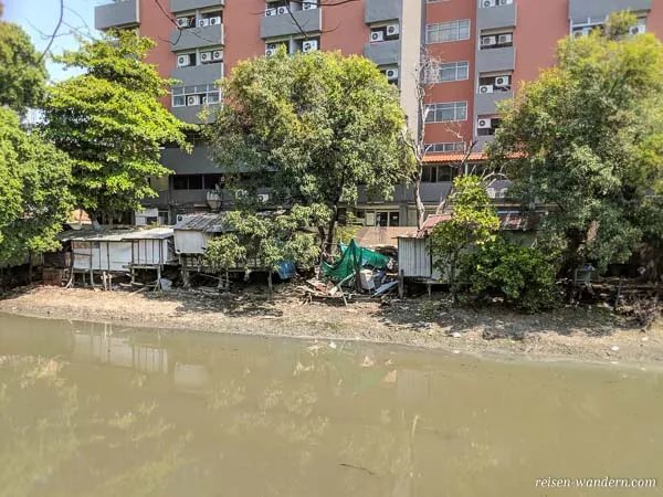 Slum an Fluss in Bangkok