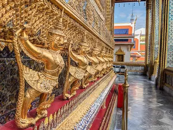 Goldskulpturen am Tempel beim Großen Palast
