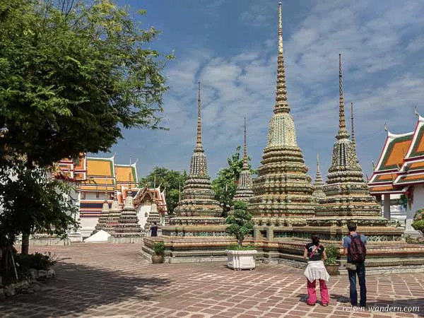 Gelände des Wat Phra mit Chedis