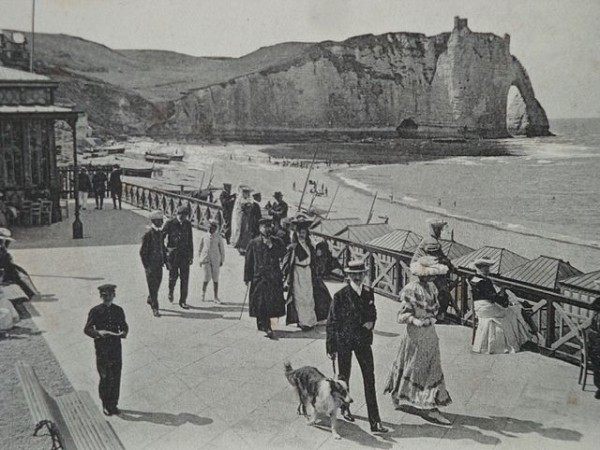 Fußgängerpromenade in Etretat um 1900