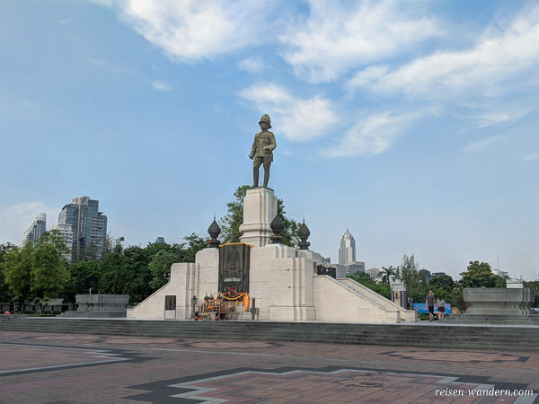 Denkmal von King Rama IV am Eingang des Lumphini Park