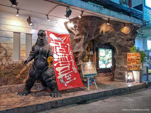 Japanisches Restaurant mit Godzilla im Patpong Rotlichtviertel in Bangkok
