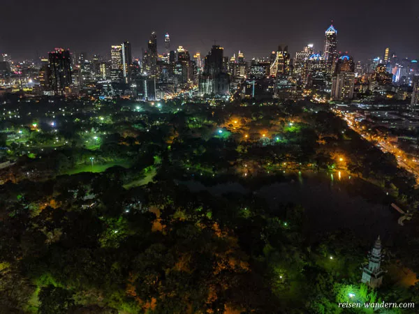 Beleuchteter Lumphini Park bei Dunkelheit von der HI-SO Rooftop