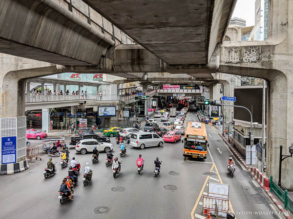 Verkehr unterhalb des Skytrain in Bangkok