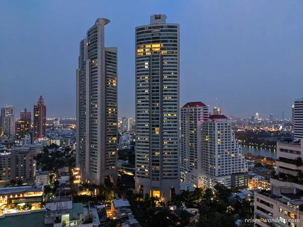 Blick auf Wolkenkratzer von Bangkok von der Skybar im Rembrandt Hotel