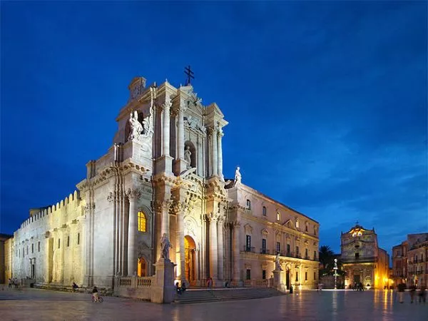 Duomo di Siracusa die Kathedrale von Syrakus am Abend