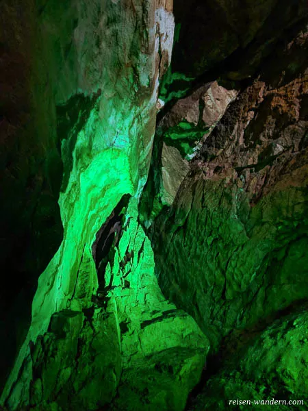 Grün angeleuchteter Felsen in der Lamprechtshöhle