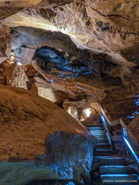 Weg mit vielen Treppen in der Lamprechtshöhle