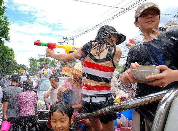 Wasserschlacht beim Songkran in Thailand