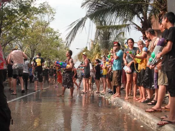 Menschen auf Straße bei Wasserschlacht zu Songkran in Thailand