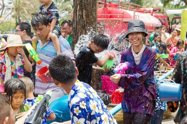Frau mit Wasserspritzpistole beim Songkran in Thailand