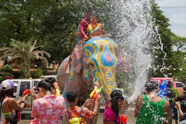 Wasserspritzender Elefant beim Songkran in Thailand