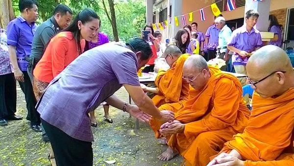 Mönche in Thailand zu Songkran