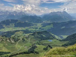 Blick auf Alpen über Fieberbrunn