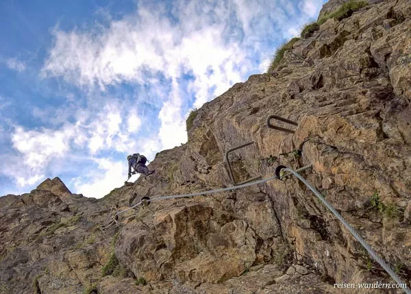 Felswand mit Eisengriffen am Marocker Klettersteig