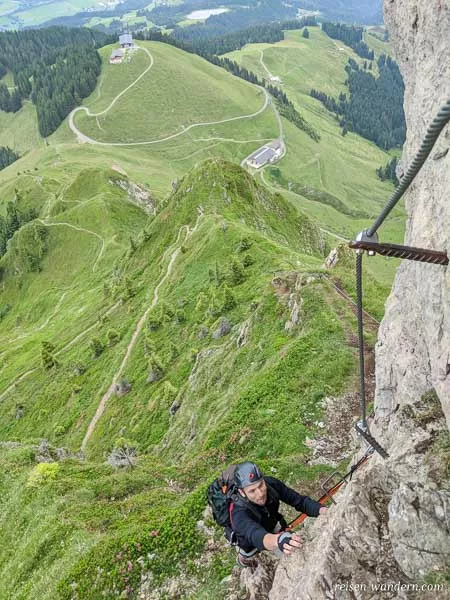 Kitzbüheler Horn Klettersteig  mit Blick auf Bergstation Harsch