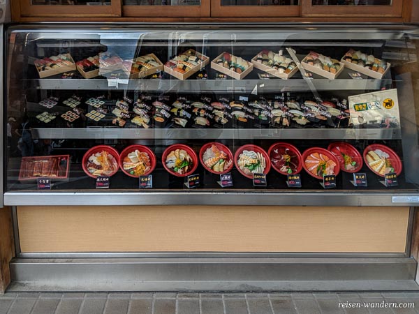 Auswahl an Sushi in einem Sushiladen in Osaka