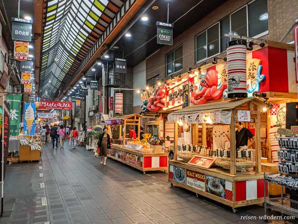 Takoyaki Stände im Kuromon Ichiba Market in Osaka