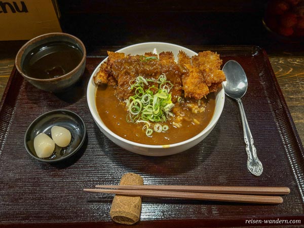 Gericht Curry mit Hühnchen und Reis in Osaka