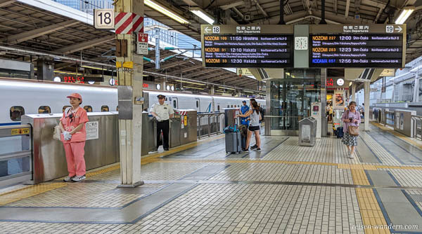 Bahnsteig Shinkansen mit Anzeigetafel