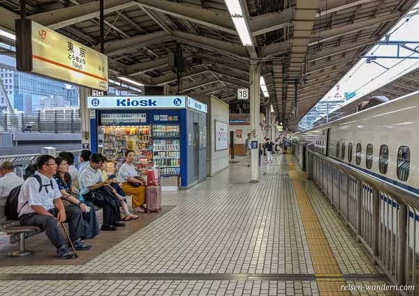Shinkansen Bahnsteig mit Kiosk in der Tokyo Station