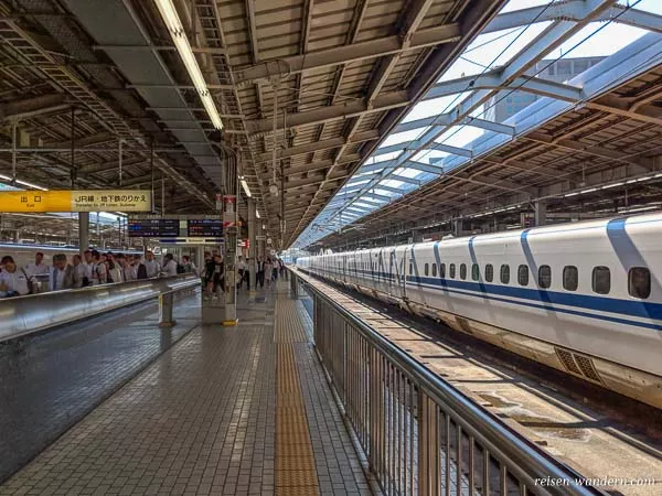 Shinkansen Bahnsteig in Shin-Osaka