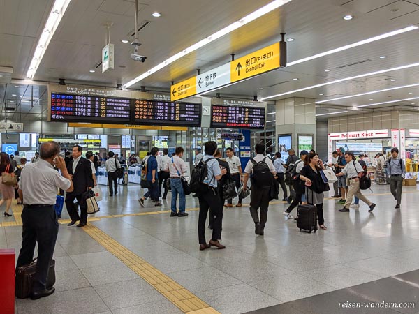 Anzeigetafeln für Shinkansen in Osaka