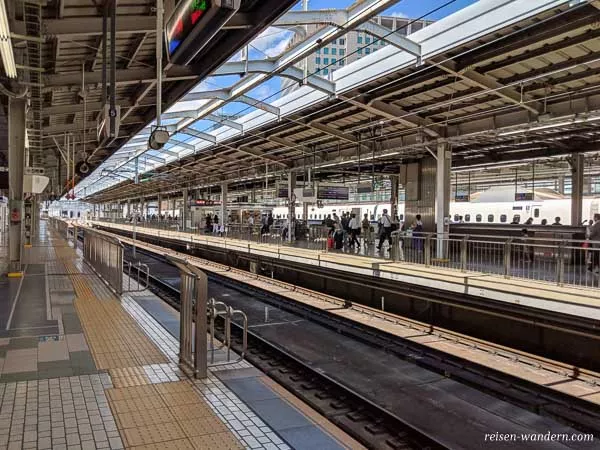 Leerer Bahnsteig des Shinkansen mit Wagennummern