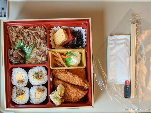 Bentobox mit Stäbchen für Fahrt mit Shinkansen