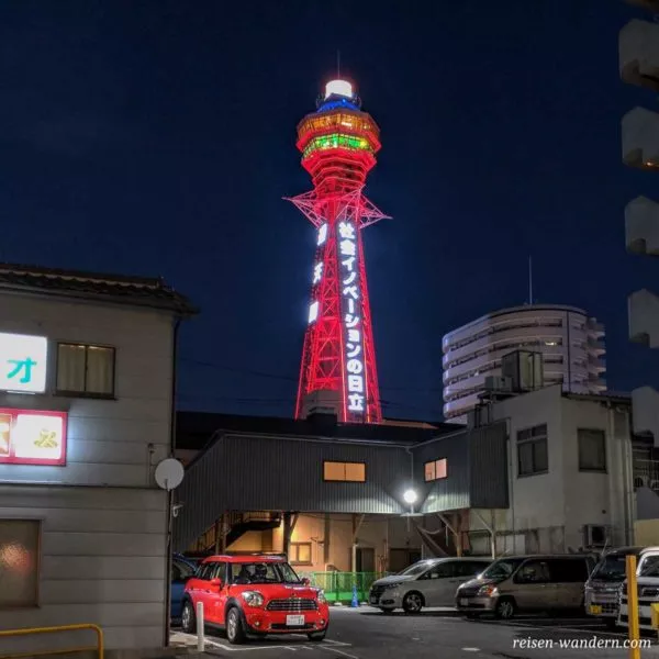 Tsūtenkaku Tower rot leuchtend am Abend