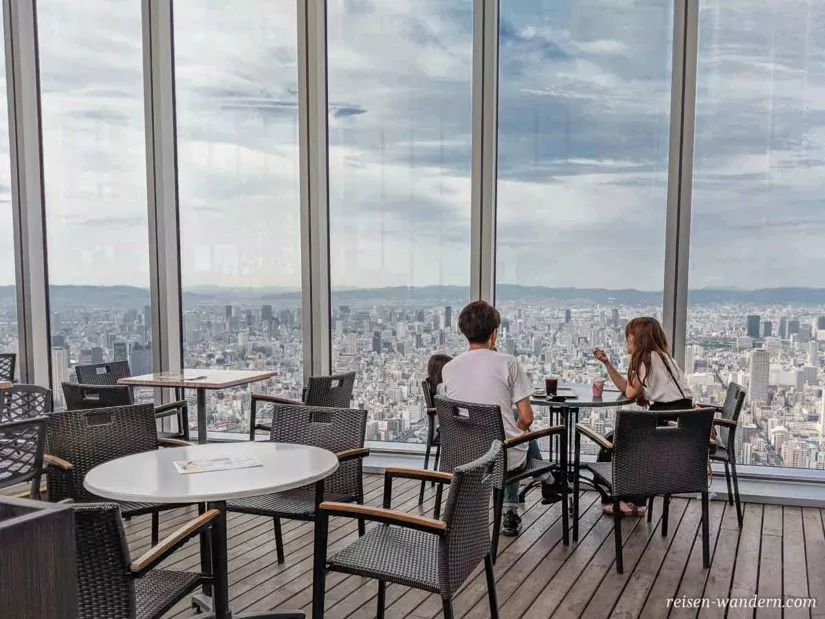 Cafe im Sky Garden auf der Aussichtsplattform Abeno Harukas 300