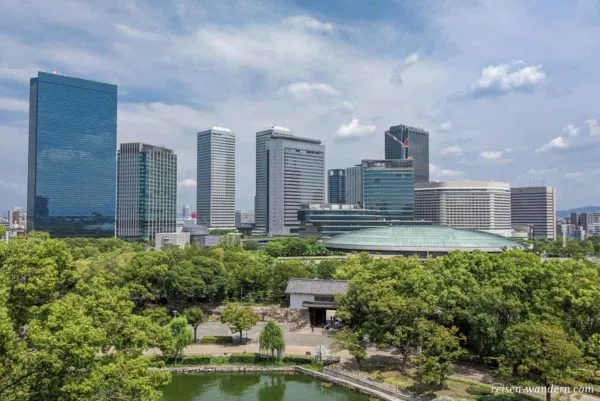 Aoyamon Tor mit Skyline von Osaka Business Park