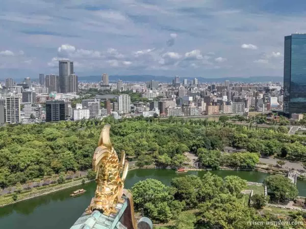 Shachi Dachverzierung auf der Aussichtsplattform des Osaka Cast