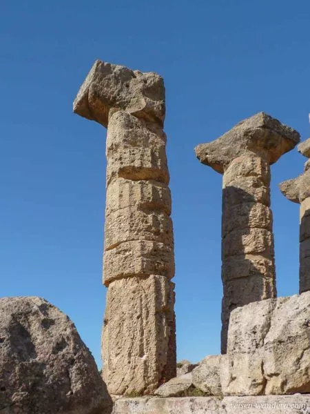 Freistehende Säulen des Tempel C