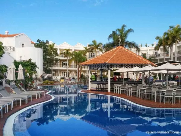 Hotelanlage mit Pool und Bar in Costa Adeje