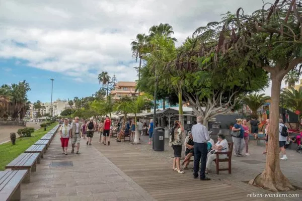 Strandpromenade in Los Cristianos mit kleinen Ständen