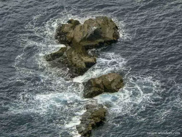 Felsen im Meer bei den Klippen von Slieve League