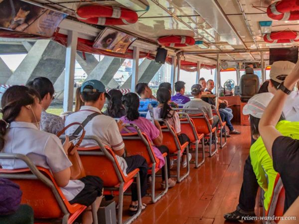 Fahrgäste auf einem Boot in Bangkok