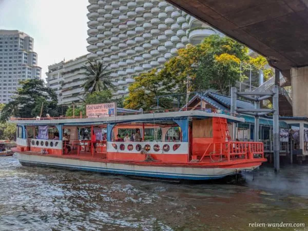 Express Boot auf dem Chao Phraya
